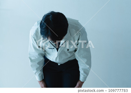 一個穿著工作服的男人道歉 109777783