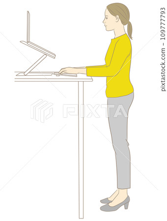 一位女士在站立式辦公桌前使用電腦工作 109777793