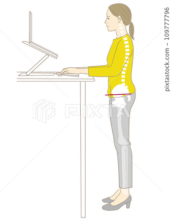 一位女士在站立式辦公桌前使用電腦工作 109777796