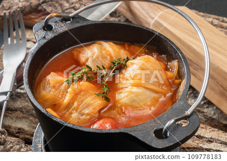 stuffed cabbage rolls 109778183