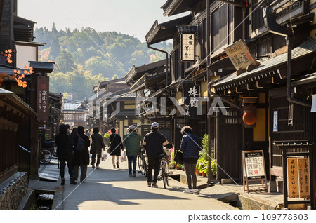 Takayama City, Gifu Prefecture, old townscape, October morning 109778303