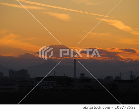橙色夕陽下,富士山的輪廓熠熠生輝 橙色夕陽下,富士山的輪廓熠熠生輝 109778552