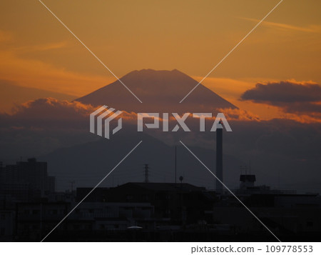橙色夕陽下，富士山的輪廓熠熠生輝 109778553