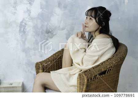 放鬆在沙發的一個少婦 109778691
