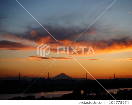 橙色夕陽下,富士山的輪廓熠熠生輝 橙色夕陽下,富士山的輪廓熠熠生輝 109778974