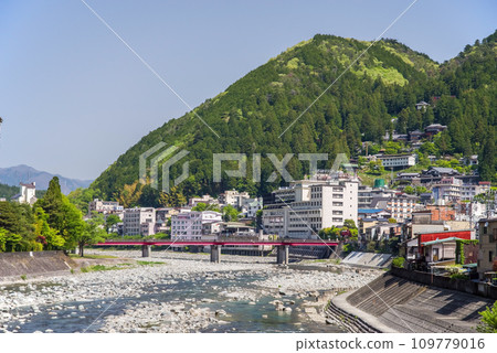 [Gero Onsen in the fresh green season] Hida River and hot spring town 109779016
