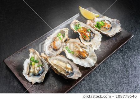 Mushi oyster dish Photo of delicious steamed fresh oysters Mushi oyster dish Photo of delicious steamed fresh oysters 109779540