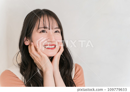 持久妝容不會脫落的粉底 - 使用底妝和護膚品的女性 - 無粉底 109779633