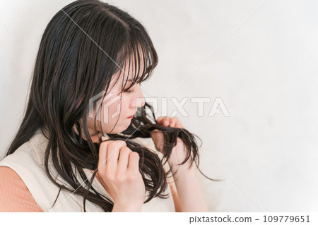 Women who are worried about their hair (split ends, breakage, dryness, dryness, damaged hair) Women who are worried about their hair (split ends, breakage, dryness, dryness, damaged hair) 109779651