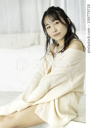 一位年輕女子穿著女性化的白色針織品 109779726