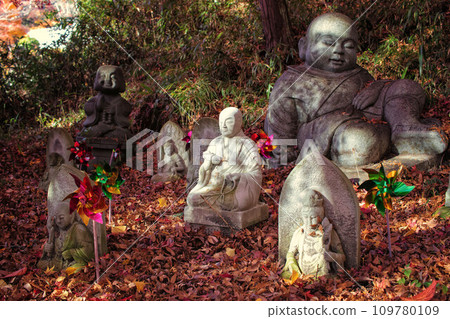 Stone Buddha and fallen autumn leaves in the precincts of Saikyoji Temple in Otsu City, Shiga Prefecture Stone Buddha and fallen autumn leaves in the precincts of Saikyoji Temple in Otsu City, Shiga Prefecture 109780109