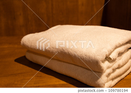 A set of white bath towels prepared in a private open-air bath at a quaint hot spring inn (Chiba Prefecture) 109780194