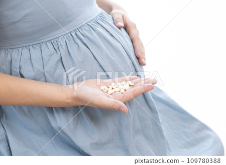 孕婦吃藥的圖片 109780388