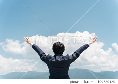 商人張開雙臂向藍天的後視圖（山、鄉村、回家、歸鄉、鄉村） 109780420