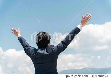 商人張開雙臂向藍天的後視圖（山、鄉村、回家、歸鄉、鄉村） 109780421