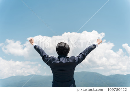 商人張開雙臂向藍天的後視圖（山、鄉村、回家、歸鄉、鄉村） 109780422