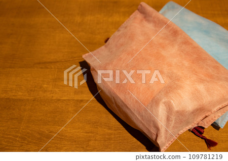 舒適拉繩套裝,內含毛巾和牙膏等小物品,是在古色古香的溫泉旅館(千葉縣)準備的 舒適拉繩套裝,內含毛巾和牙膏等小物品,是在古色古香的溫泉旅館(千葉縣)準備的 109781219