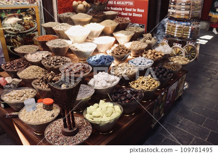 迪拜老城市場一家商店前展示的陶器 109781495