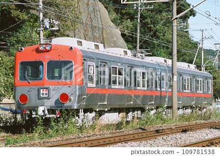 Hokuriku Railway's 7700 series stopping at Zushi Hokuriku Railway's 7700 series stopping at Zushi 109781538