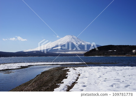 Mt. Fuji and Lake Yamanaka covered in snow February Mt. Fuji 1380 Snow scene of Lake Yamanaka H4.3 Mt. Fuji and Lake Yamanaka covered in snow February Mt. Fuji 1380 Snow scene of Lake Yamanaka H4.3 109781778