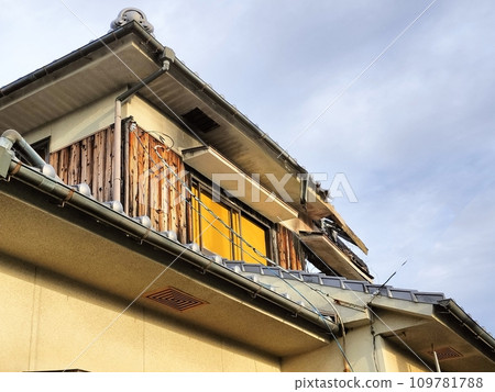 空屋倒塌屋頂景觀和多雲天空 空屋倒塌屋頂景觀和多雲天空 109781788