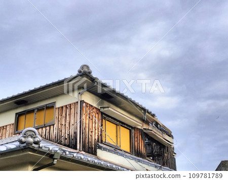 空屋二樓屋頂部分倒塌、多雲天空的風景 空屋二樓屋頂部分倒塌、多雲天空的風景 109781789