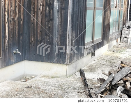 無人居住的房屋和廢棄廢物的花園 無人居住的房屋和廢棄廢物的花園 109781791