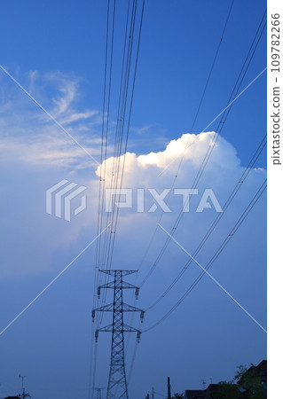 與藍天、雷雲和鋼塔的夏季風景 與藍天、雷雲和鋼塔的夏季風景 109782266