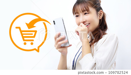 在智能手機上使用在線購物的年輕女子的形象 109782524
