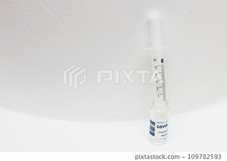 Pharmoceutical concept..Syringe and open ampoule with Covid-19 vaccine. 109782593