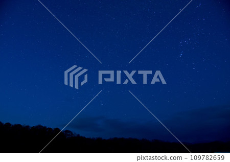Starry sky in Hokkaido in November 2013 109782659