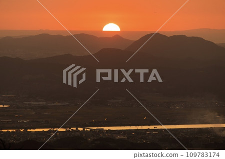 從北九州市佐倉山眺望玄界海的夕陽 從北九州市佐倉山眺望玄界海的夕陽 109783174