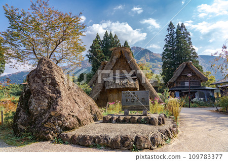 Gokayama Gassho-zukuri village surrounded by autumn leaves Gokayama Gassho-zukuri village surrounded by autumn leaves 109783377