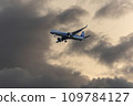 黃昏時分飛機在天空中飛行 109784127