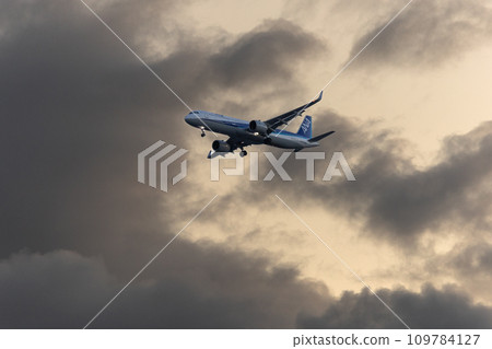 黃昏時分飛機在天空中飛行 黃昏時分飛機在天空中飛行 109784127