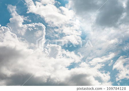 有雷雨的夏天天空 109784128