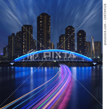 Illumination of Eitai Bridge and light traces of houseboats 109784326