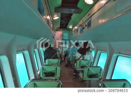 半潛式水下觀測船內部 109784615