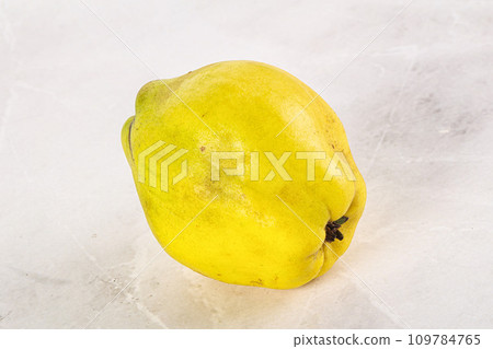 Ripe sweet organic quince fruit 109784765