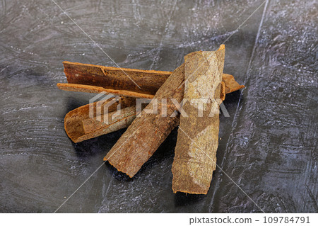 Natural wild organic cinnamon aroma 109784791