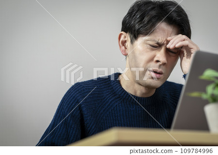 Man in poor health, headache 109784996