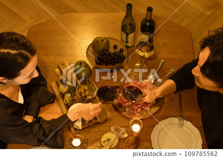 晚餐時敬酒的夫婦 109785562