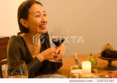 Woman drinking red wine　 109785565