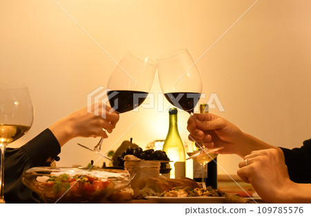 男人和女人用紅酒敬酒的手 109785576