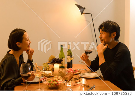 一個男人和一個女人一邊吃飯一邊聊天 109785583