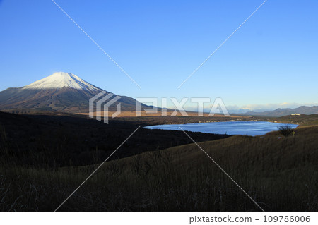 從全景平台看到早晨的山中湖、富士山、八岳和南阿爾卑斯山 從全景平台看到早晨的山中湖、富士山、八岳和南阿爾卑斯山 109786006