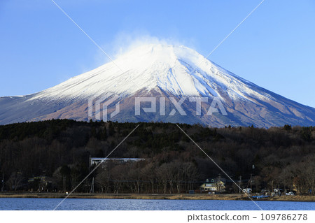 從山中湖眺望白雪皚皚的富士山 109786278