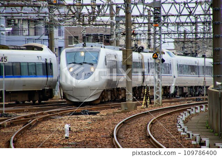 Connecting Chukyo area and Hokuriku area via Hokuriku Main Line...Limited Express Shirasagi 681 series Connecting Chukyo area and Hokuriku area via Hokuriku Main Line...Limited Express Shirasagi 681 series 109786400