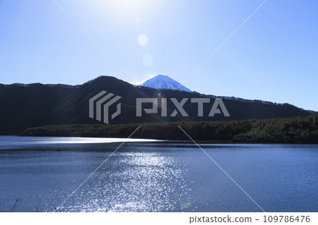 從西湖看到冬天白雪皚皚的富士山 109786476