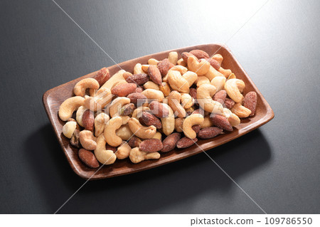 Mixed nuts served in a plate 109786550
